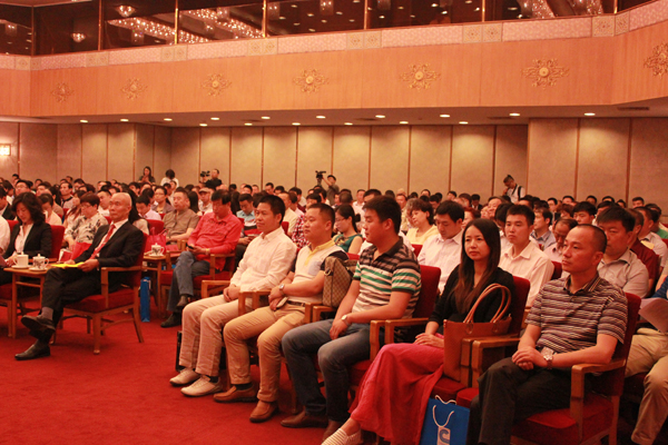 安邦集團(tuán)董事長(zhǎng)李貽連應(yīng)邀出席電供暖專(zhuān)業(yè)委員會(huì)成立大會(huì)(圖2)