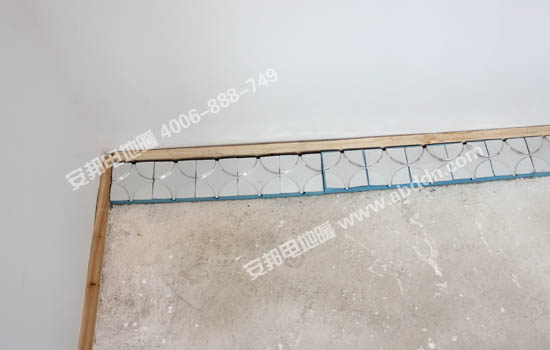 開始鋪設電地暖模塊，根據現(xiàn)場情況鋪設好轉向模塊